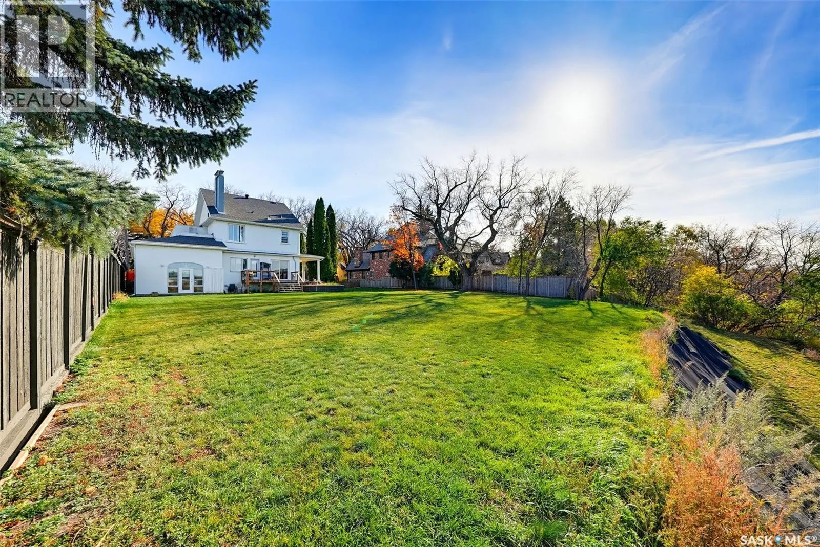 327 Saskatchewan CRESCENT W