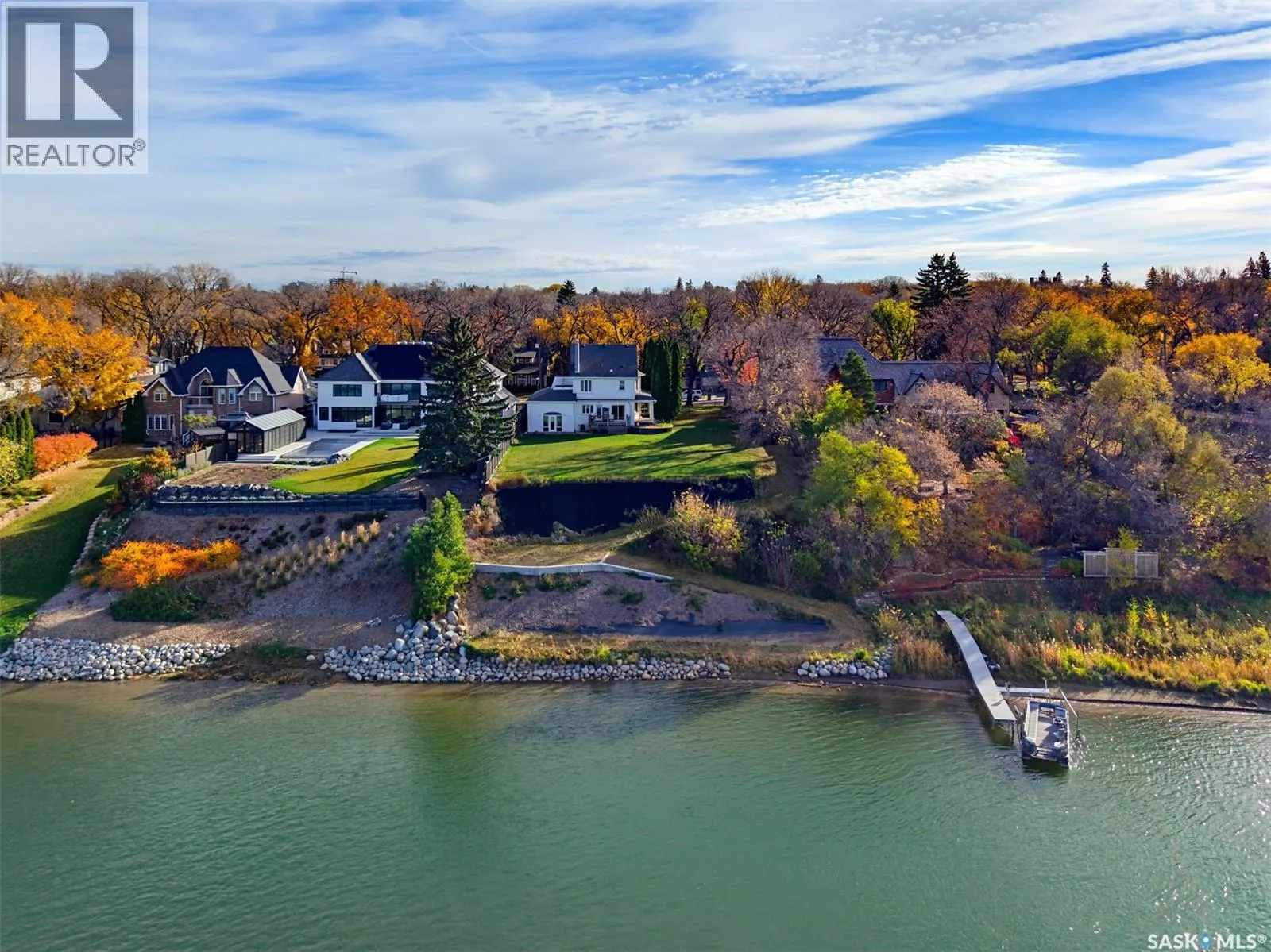 327 Saskatchewan CRESCENT W