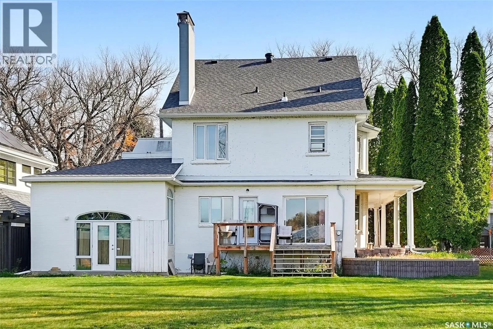 327 Saskatchewan CRESCENT W