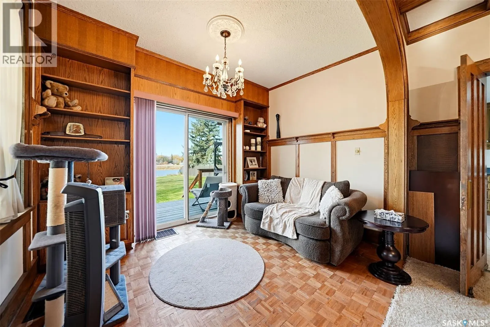 327 Saskatchewan CRESCENT W