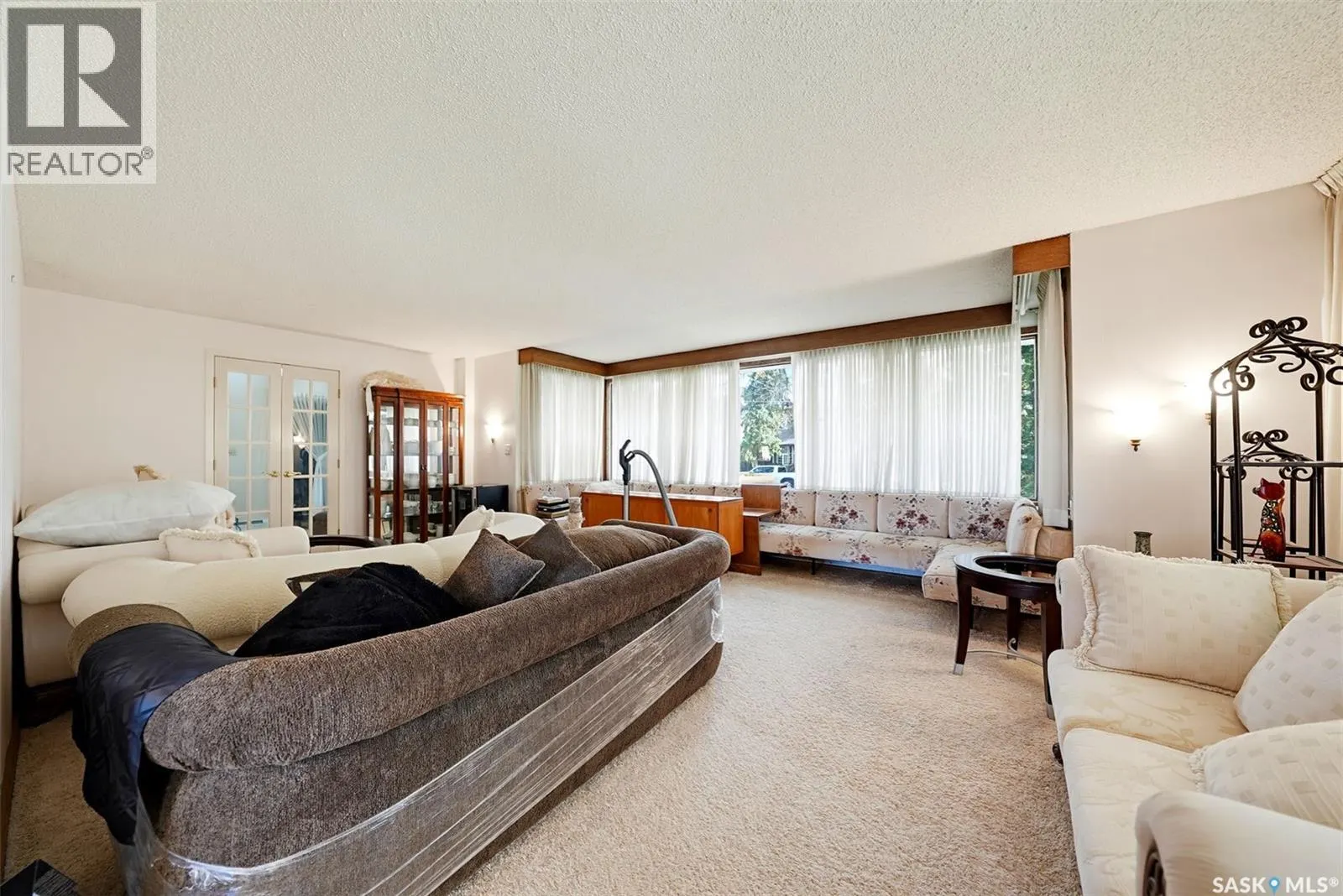 327 Saskatchewan CRESCENT W