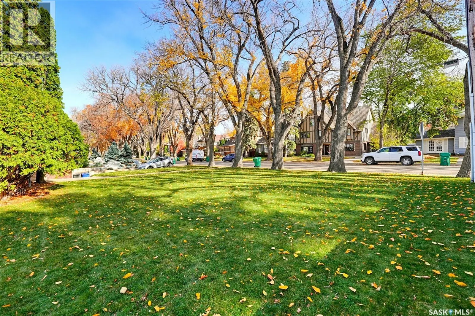 327 Saskatchewan CRESCENT W
