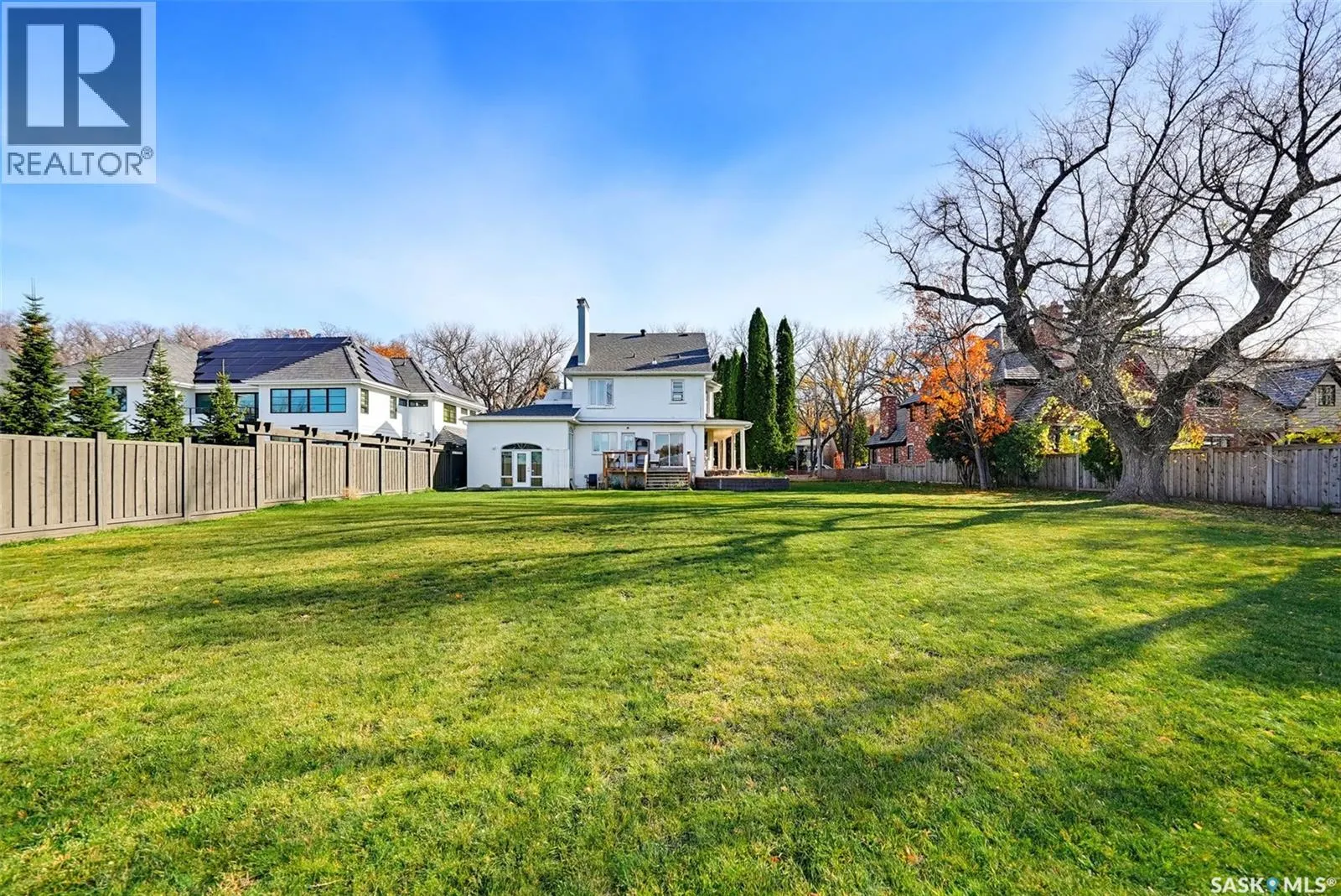 327 Saskatchewan CRESCENT W