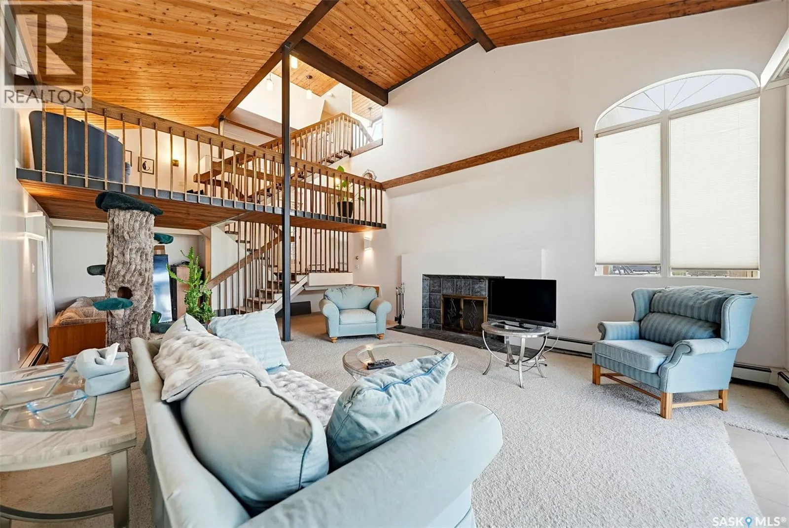 327 Saskatchewan CRESCENT W