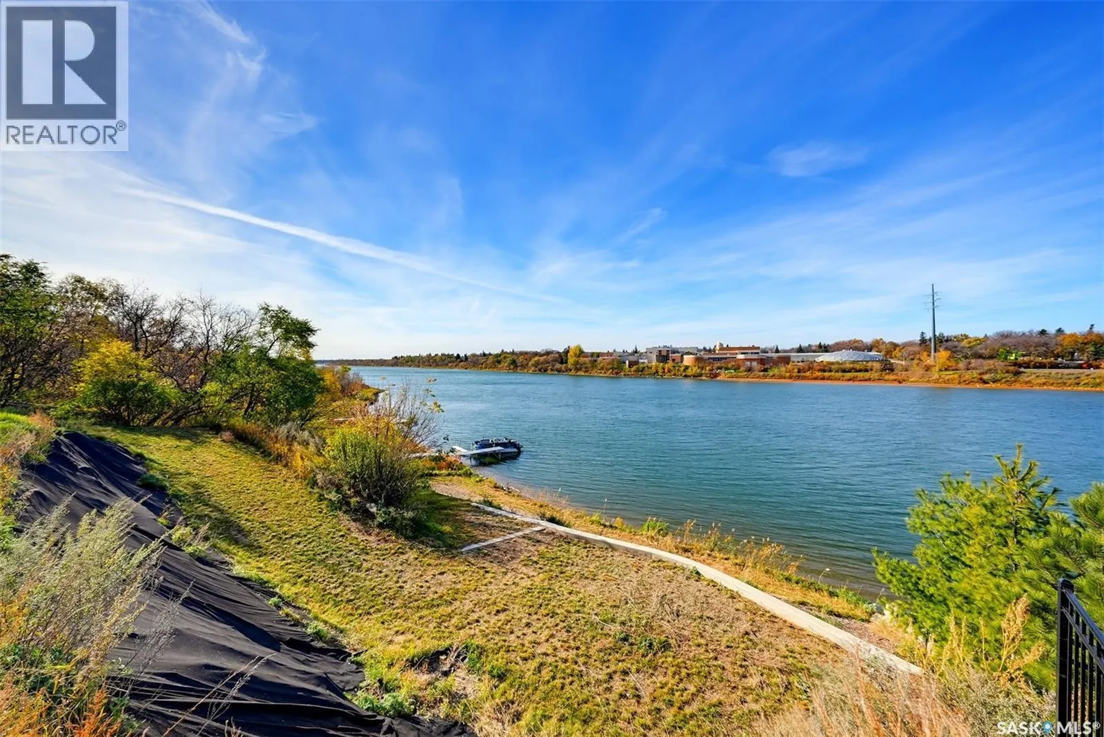 327 Saskatchewan CRESCENT W