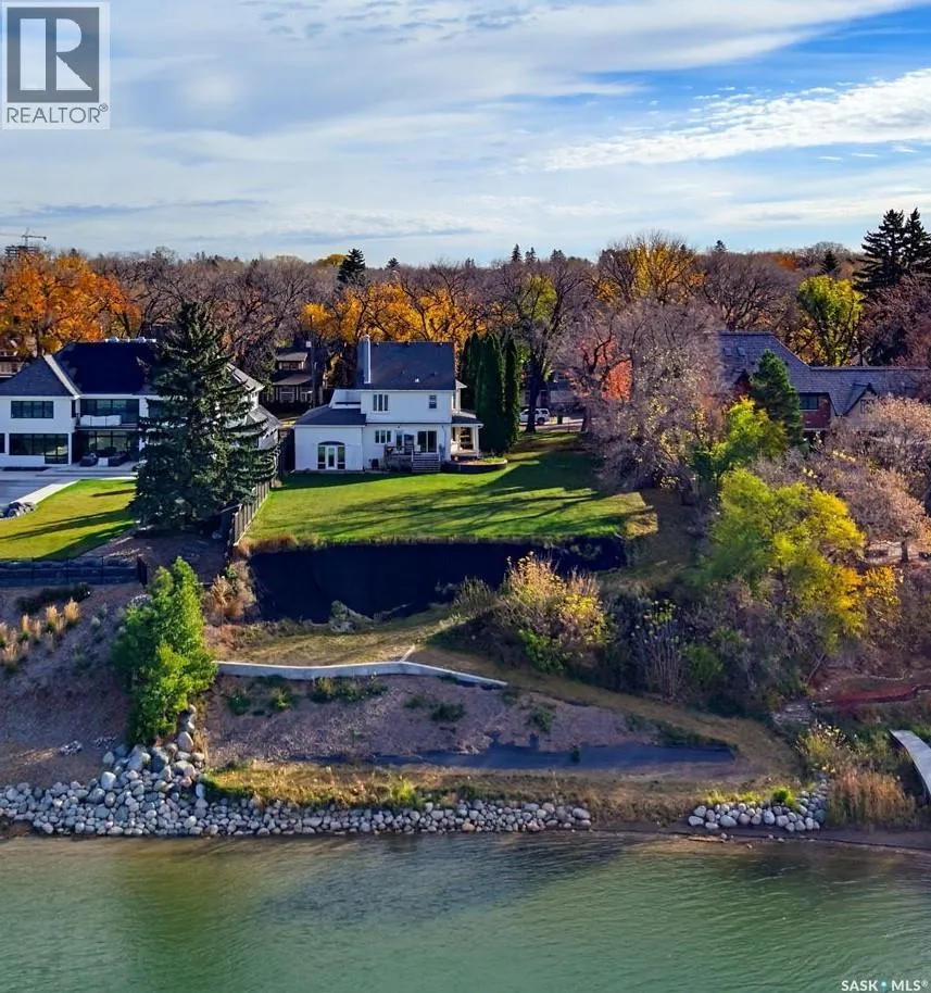 327 Saskatchewan CRESCENT W