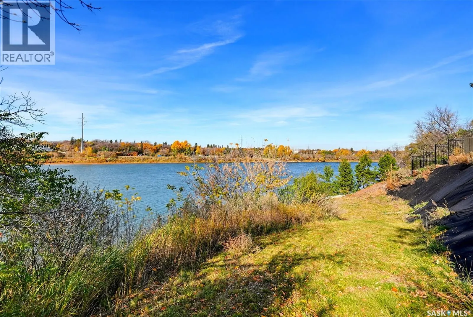 327 Saskatchewan CRESCENT W