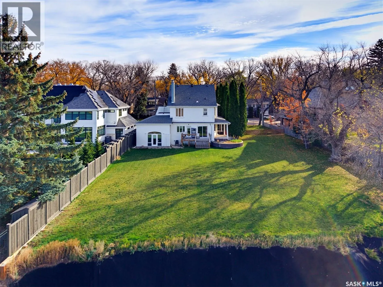 327 Saskatchewan CRESCENT W