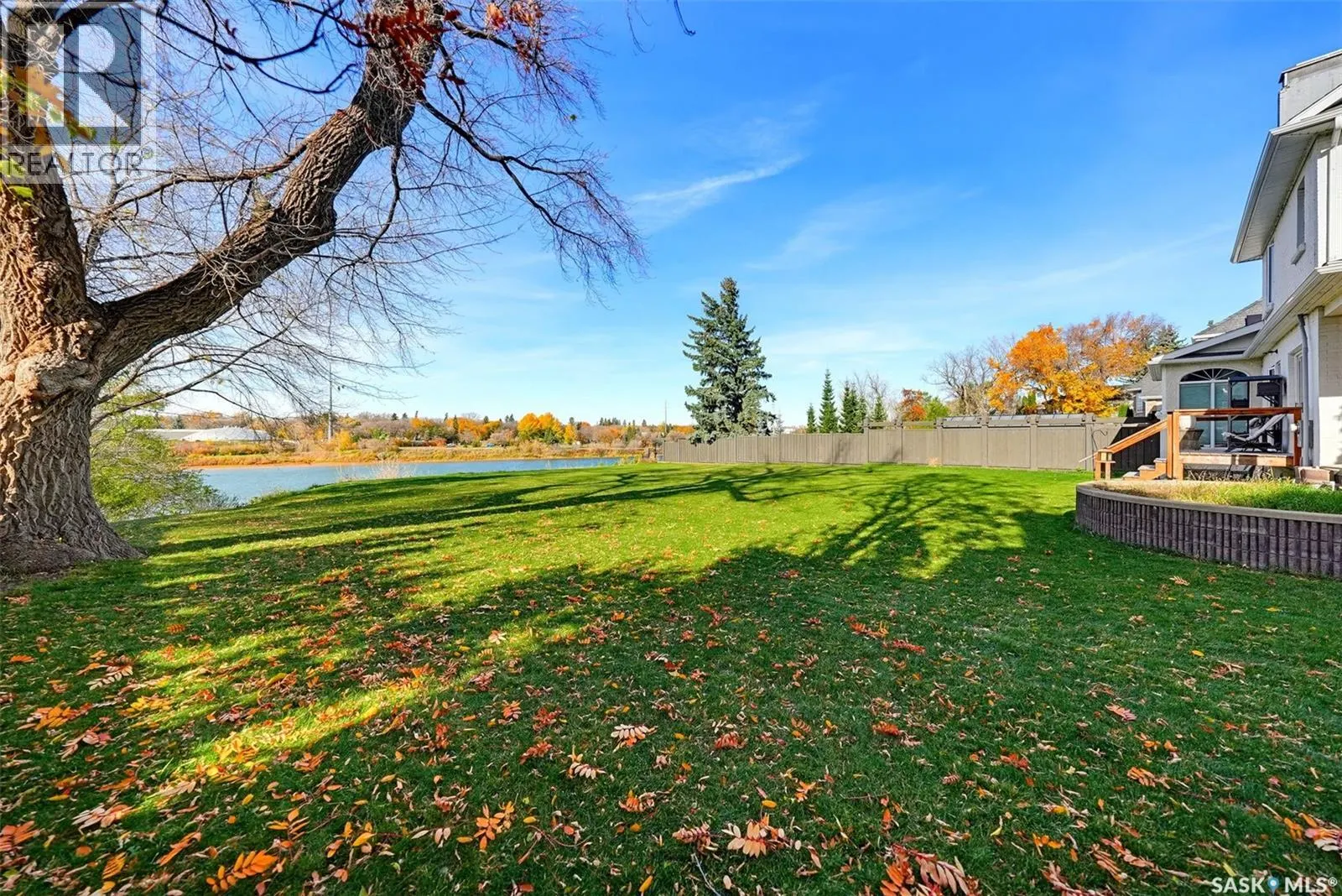327 Saskatchewan CRESCENT W