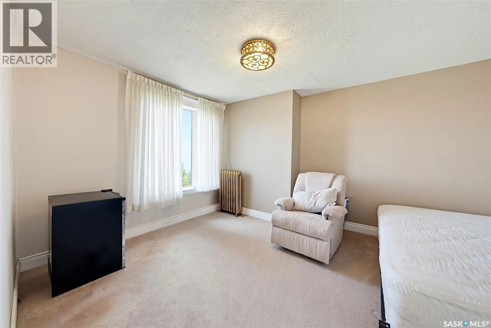 327 Saskatchewan CRESCENT W