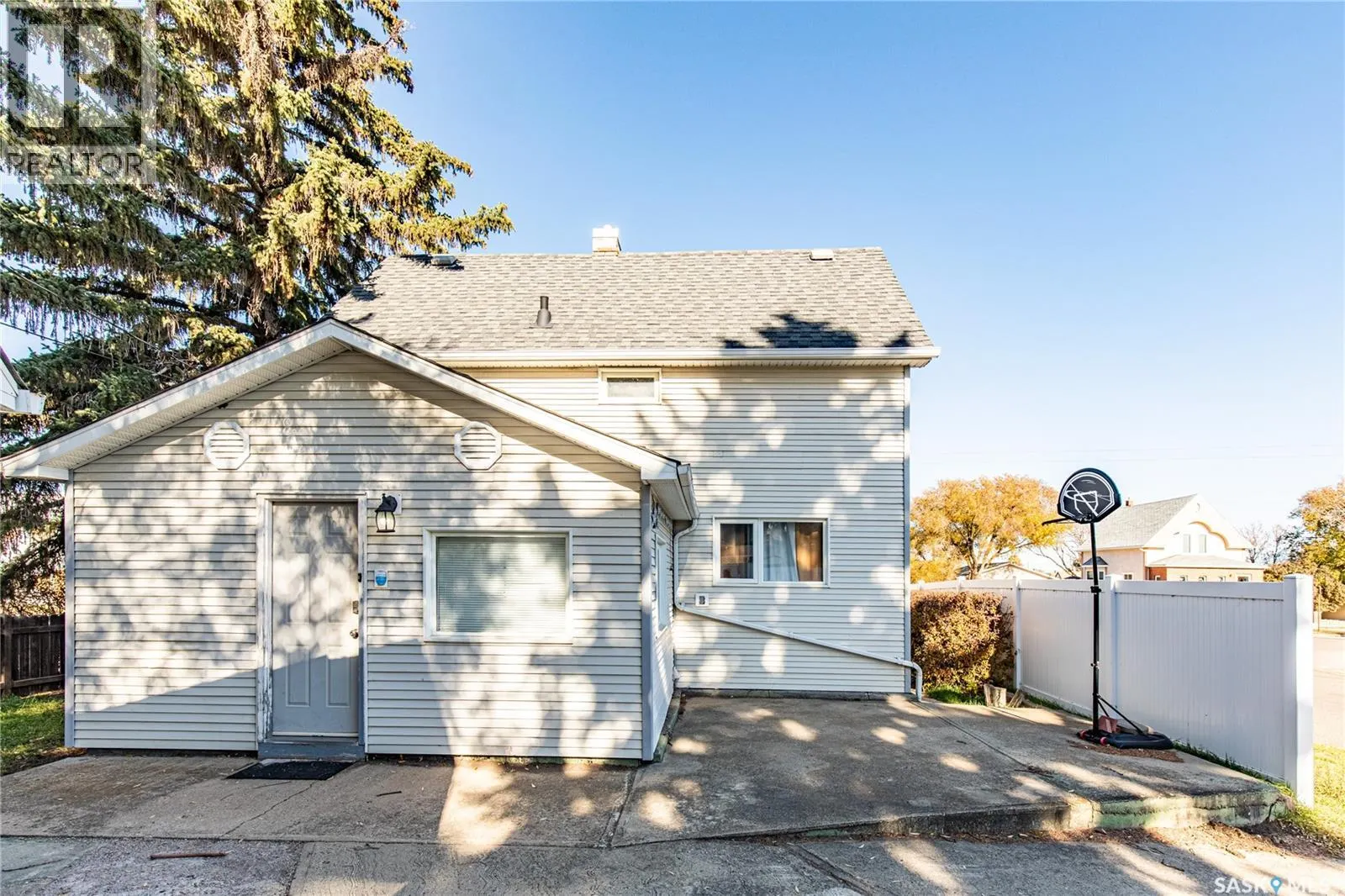 303 Lillooet STREET W