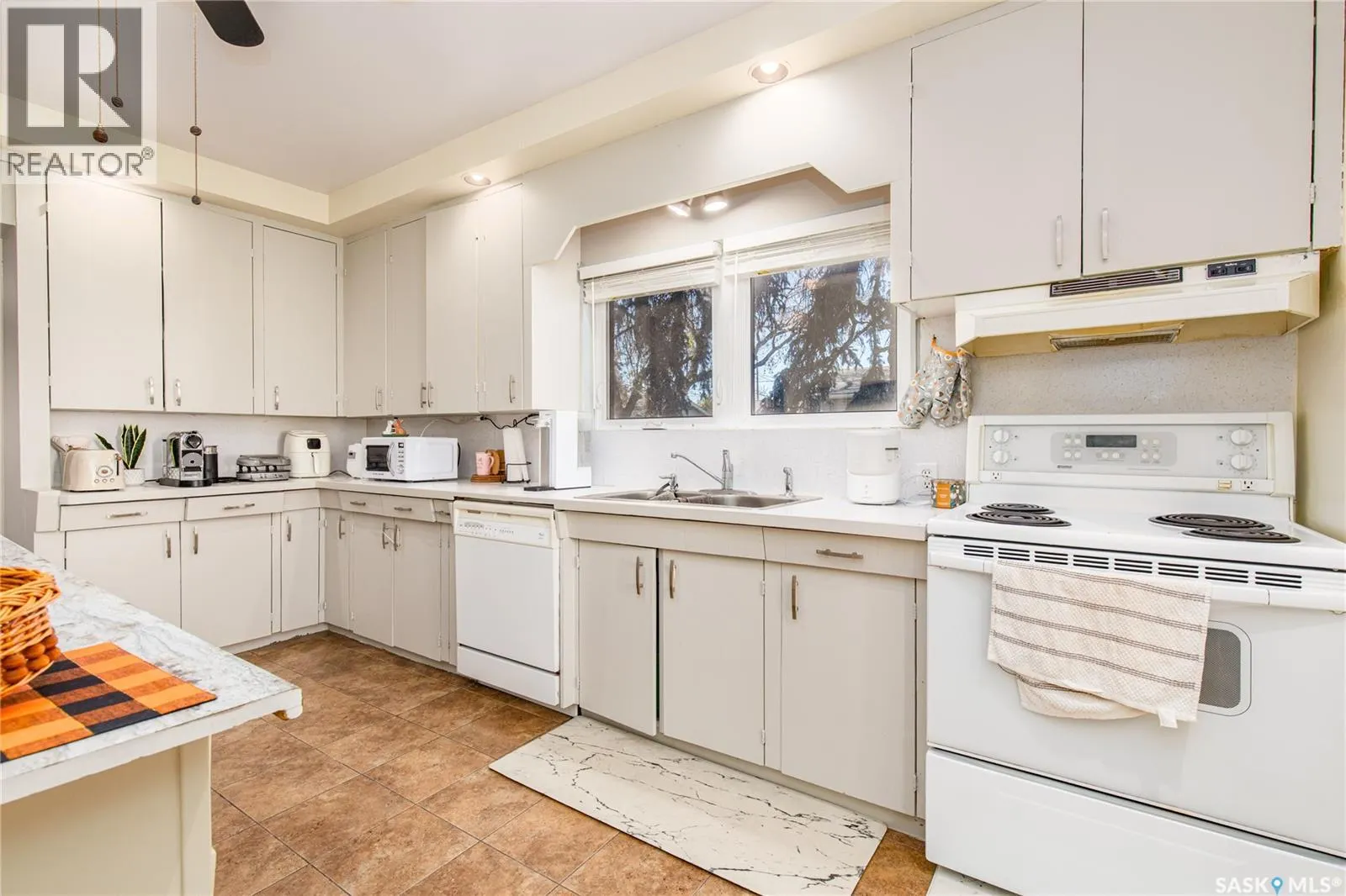 303 Lillooet STREET W