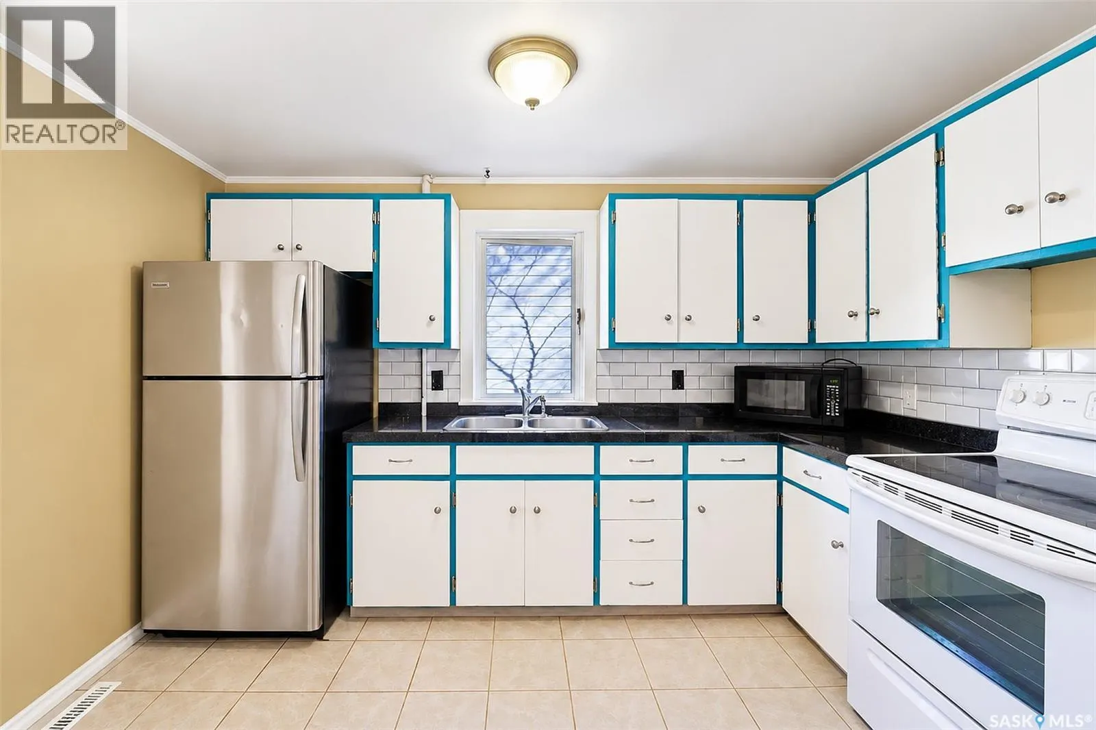 206 4th STREET E