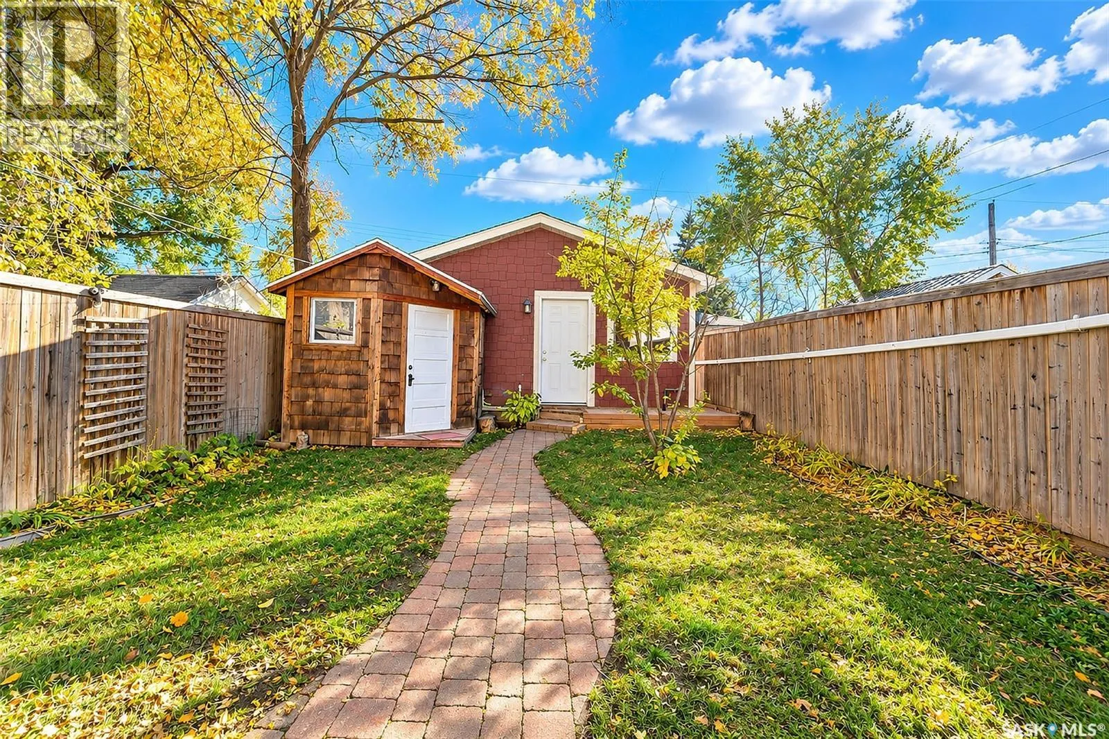 206 4th STREET E