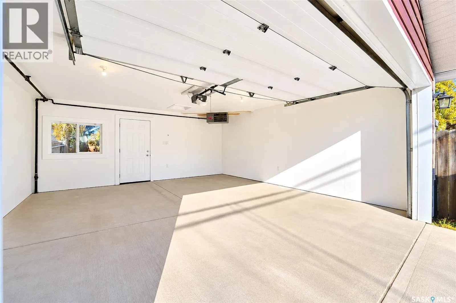206 4th STREET E