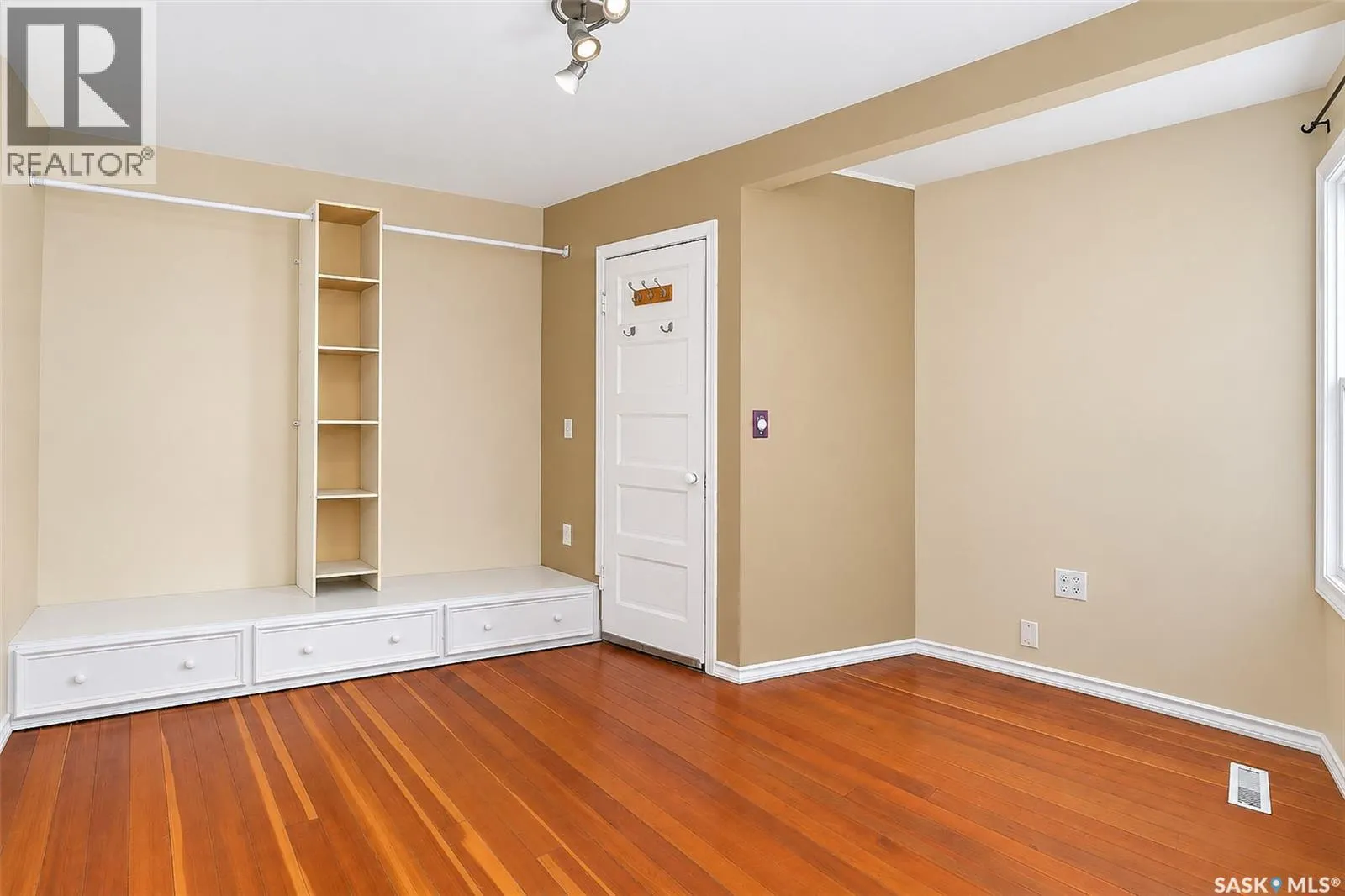206 4th STREET E