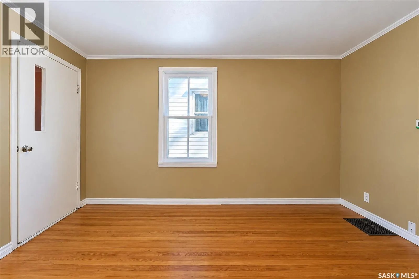206 4th STREET E