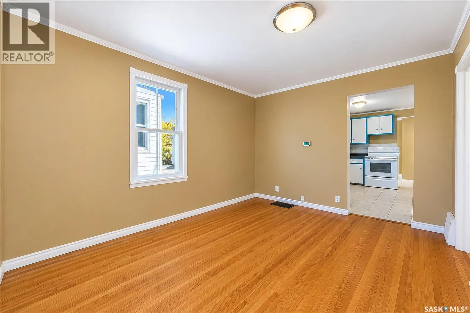 206 4th STREET E