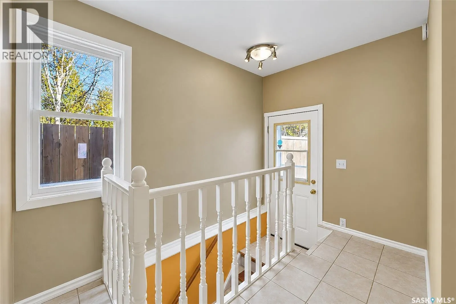 206 4th STREET E
