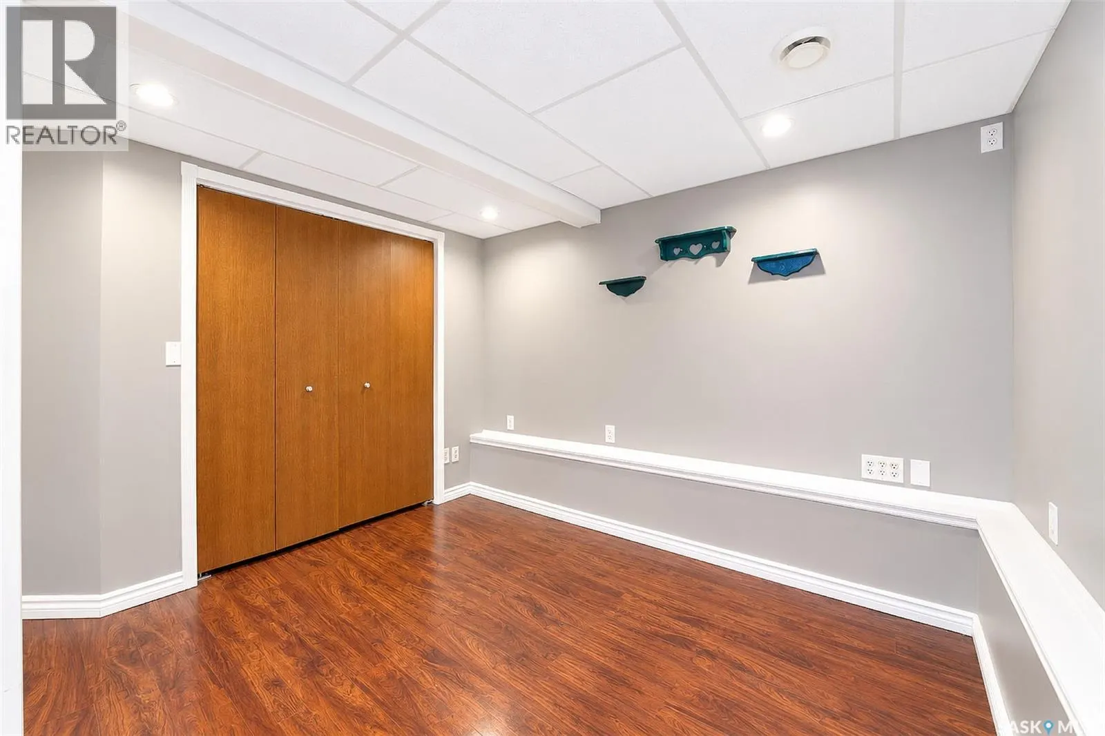 206 4th STREET E