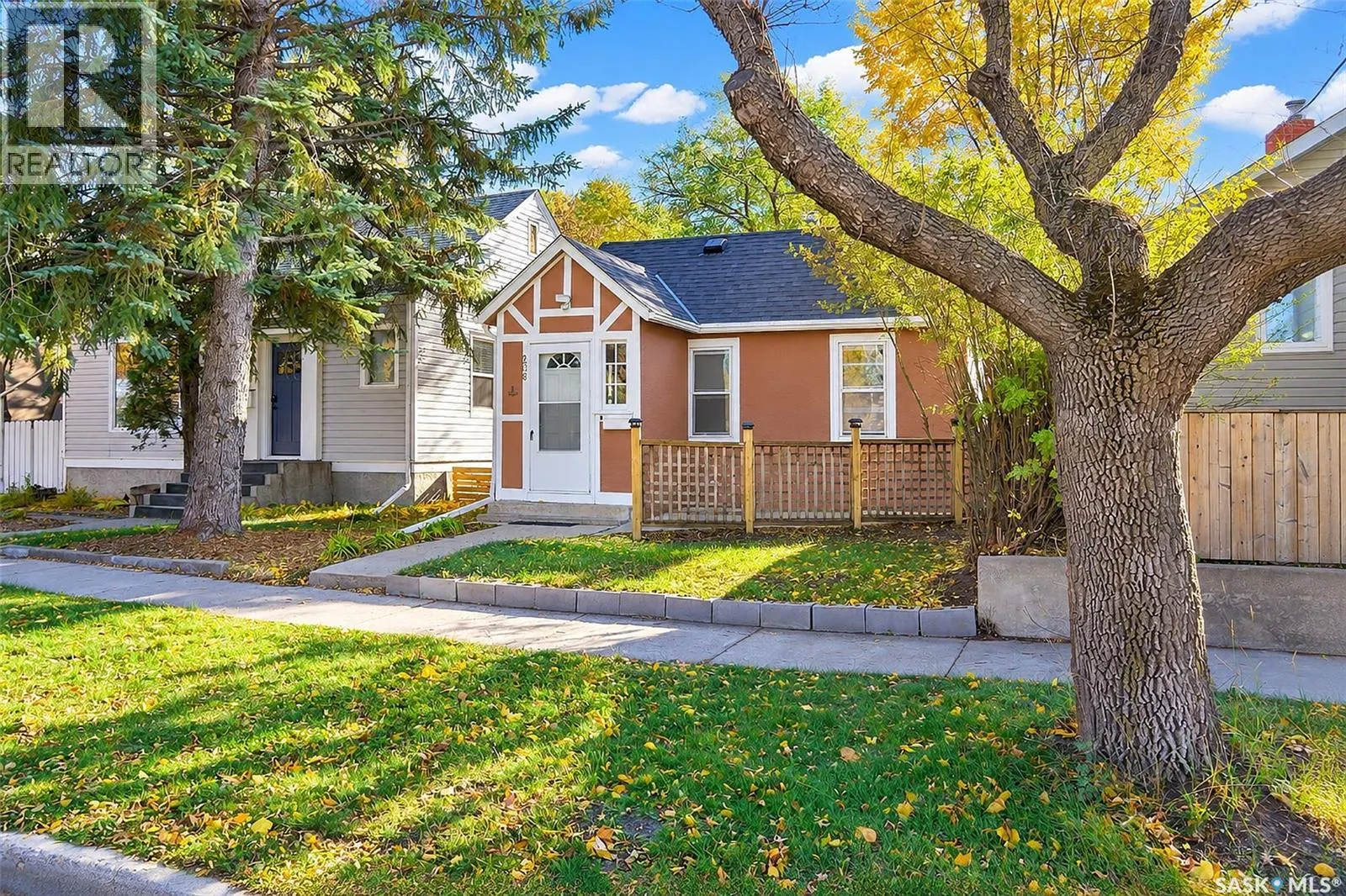 206 4th STREET E