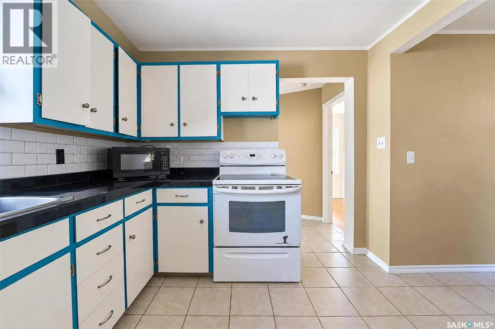 206 4th STREET E