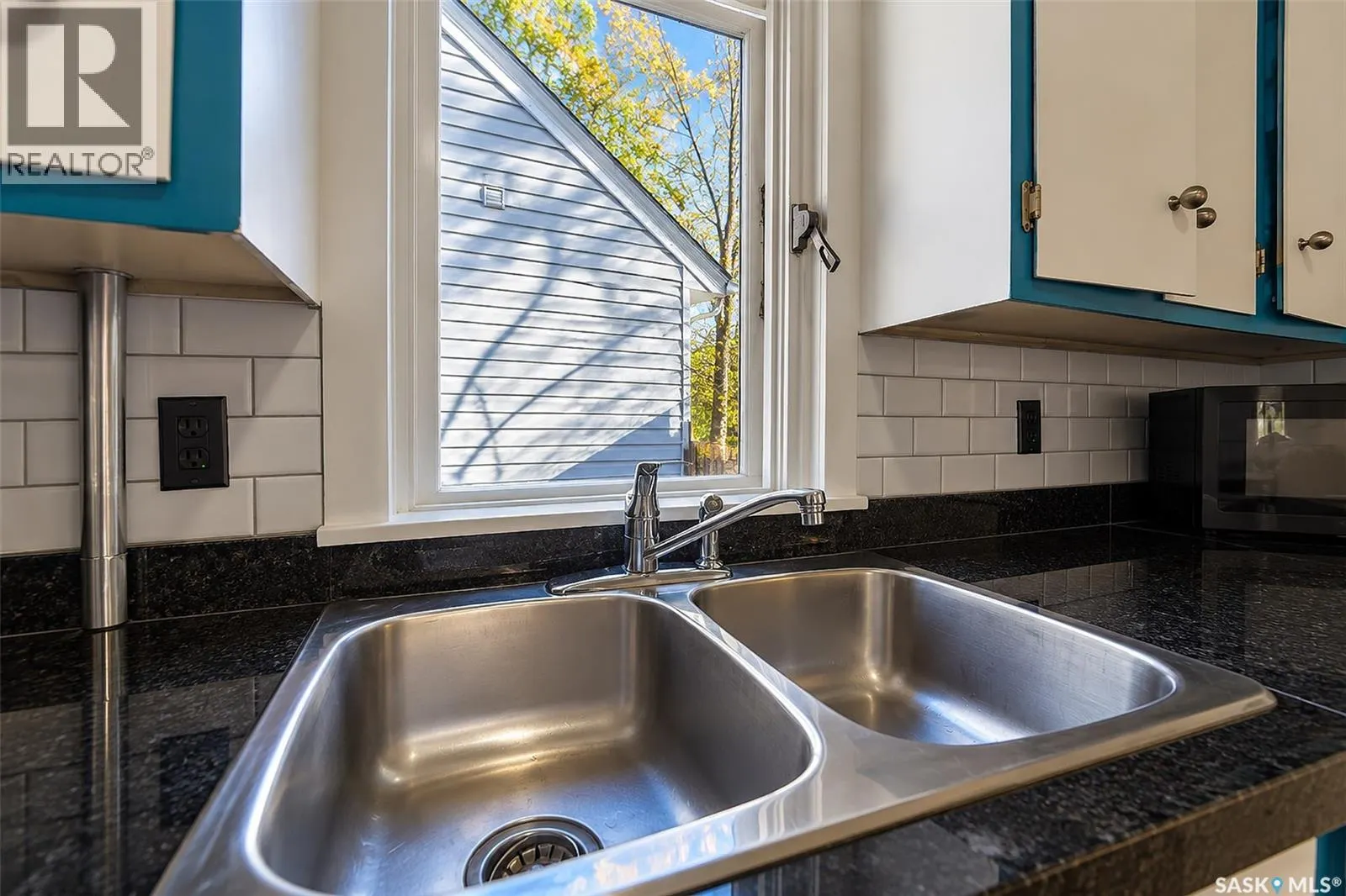206 4th STREET E