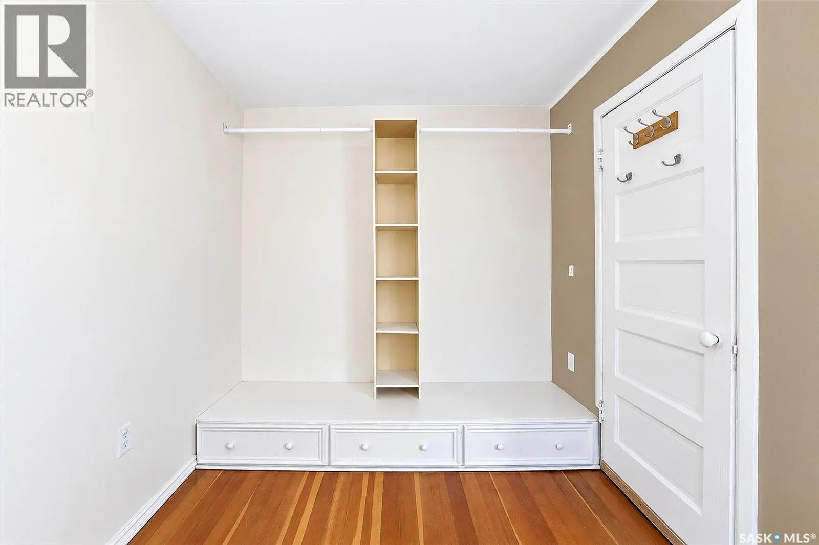 206 4th STREET E