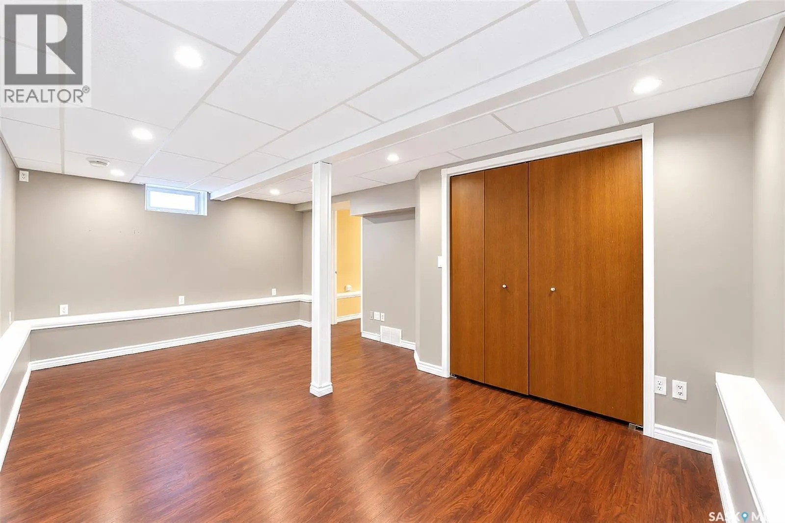 206 4th STREET E