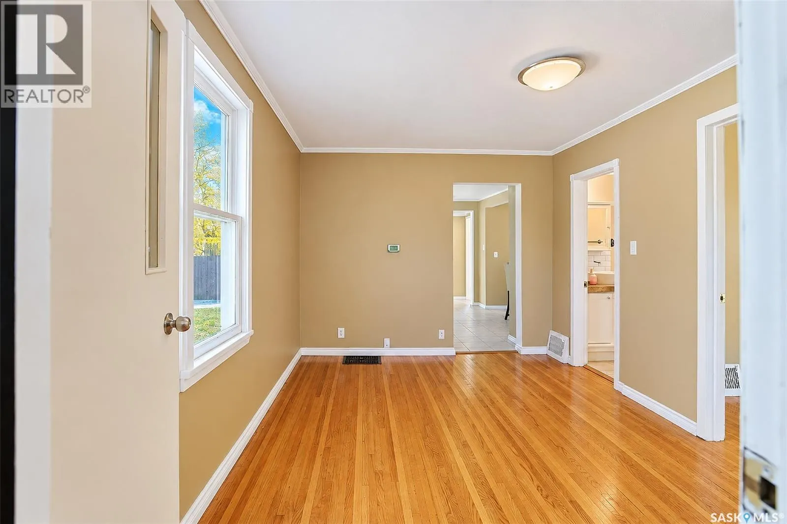 206 4th STREET E