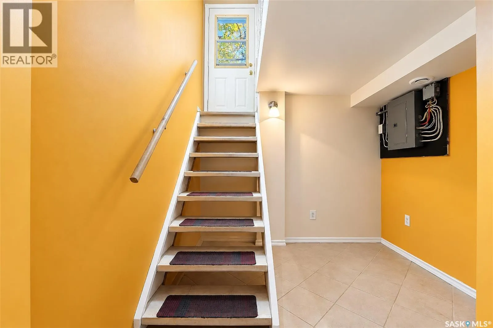 206 4th STREET E
