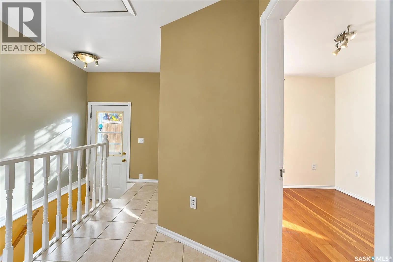 206 4th STREET E