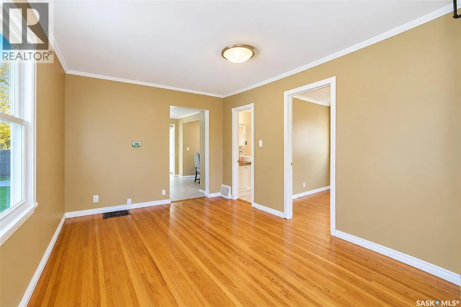 206 4th STREET E