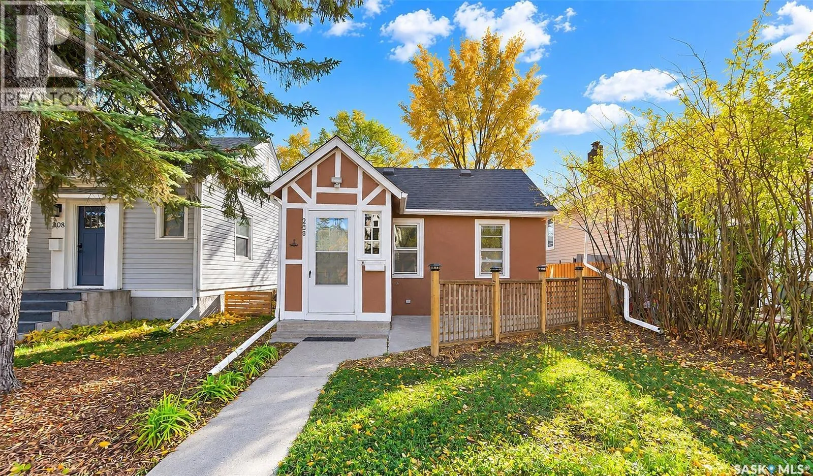 206 4th STREET E