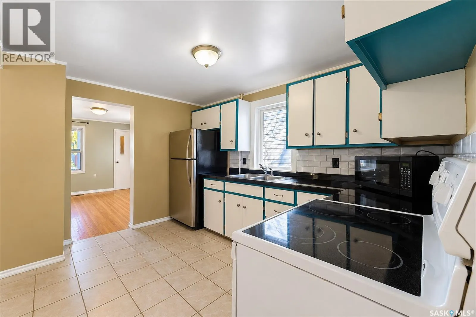 206 4th STREET E