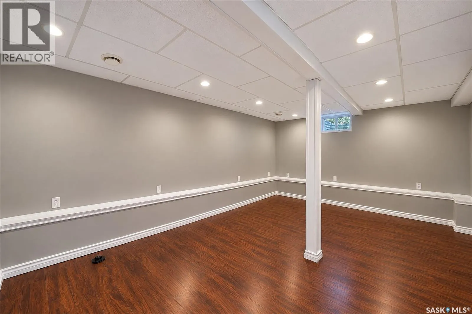 206 4th STREET E