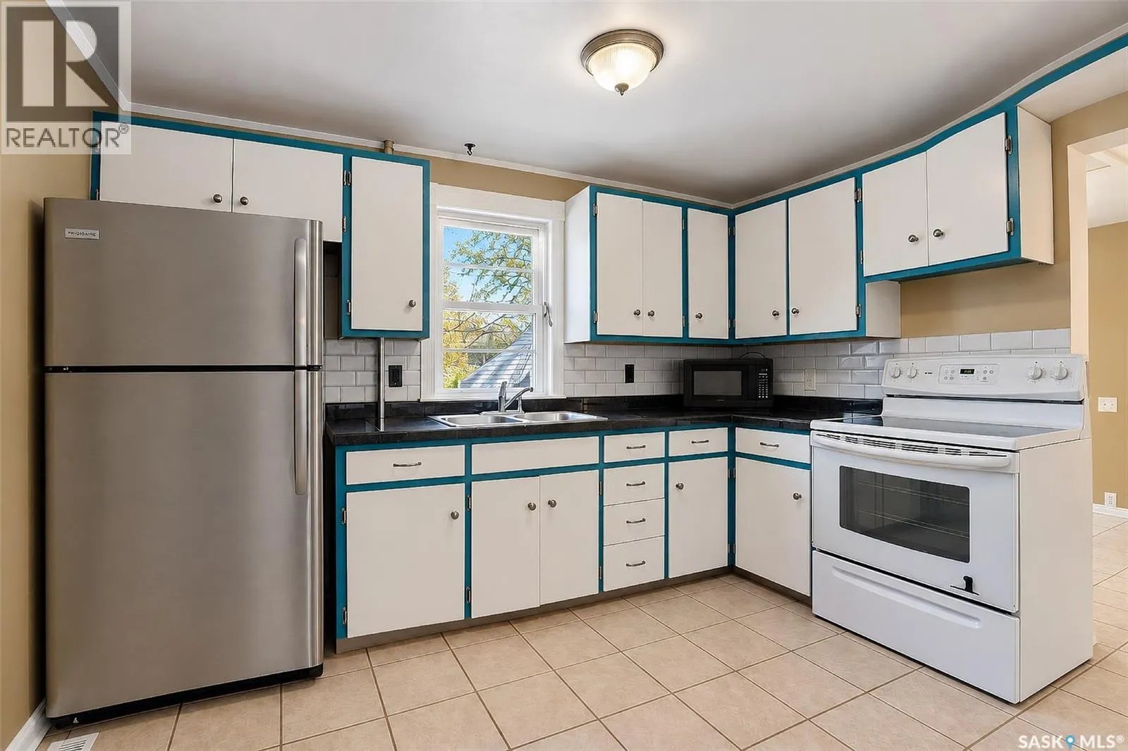 206 4th STREET E