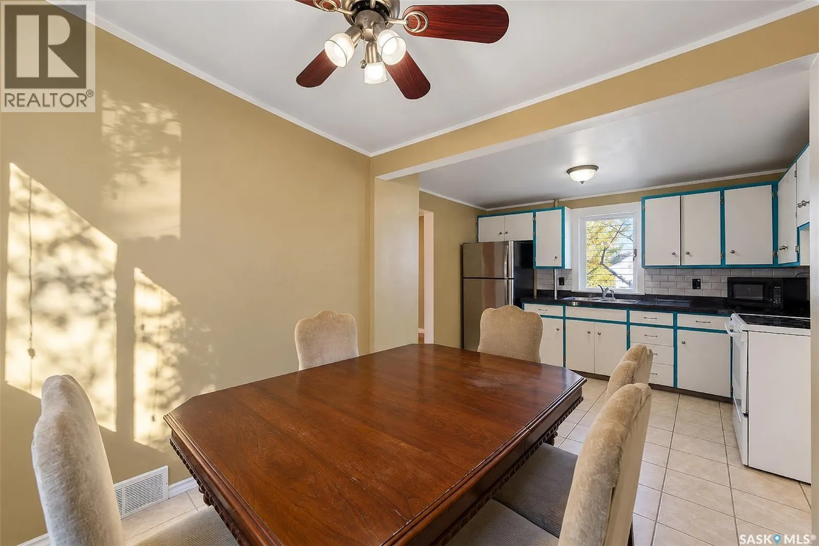 206 4th STREET E