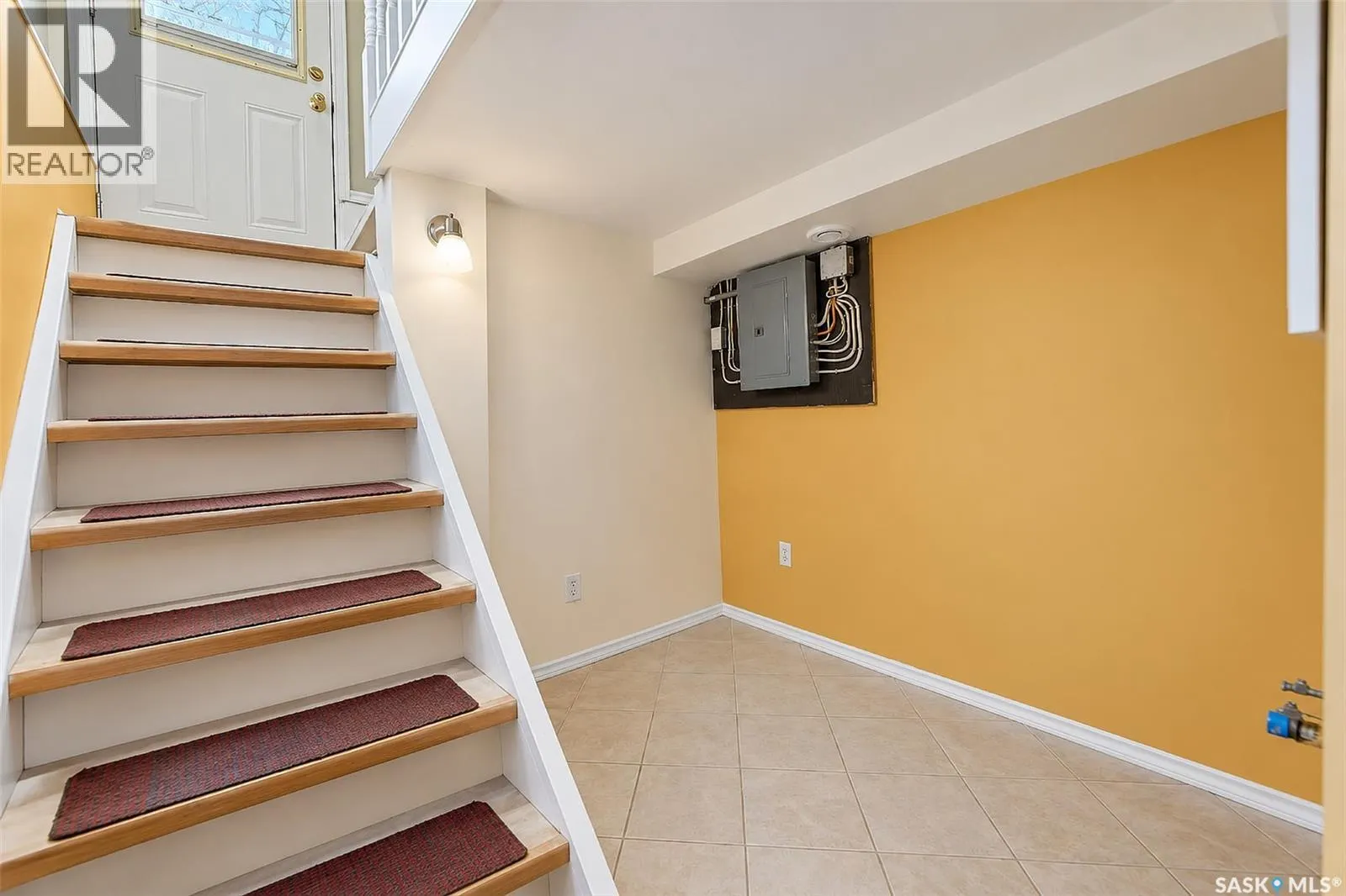206 4th STREET E