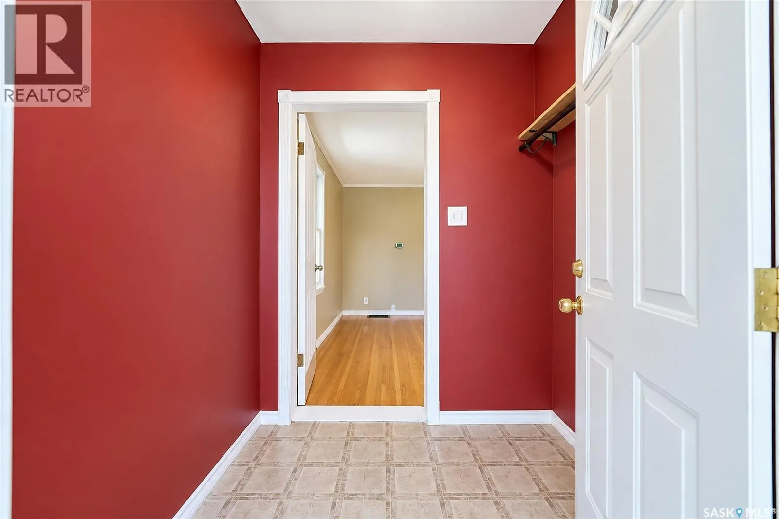 206 4th STREET E