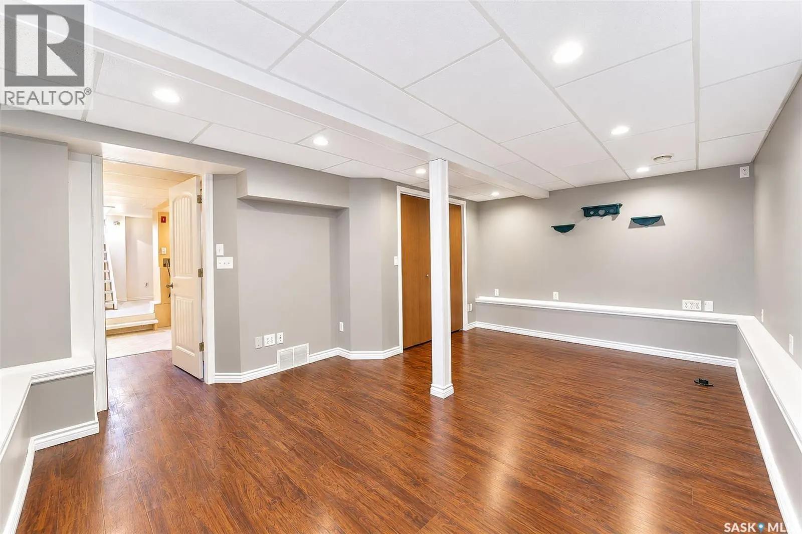 206 4th STREET E