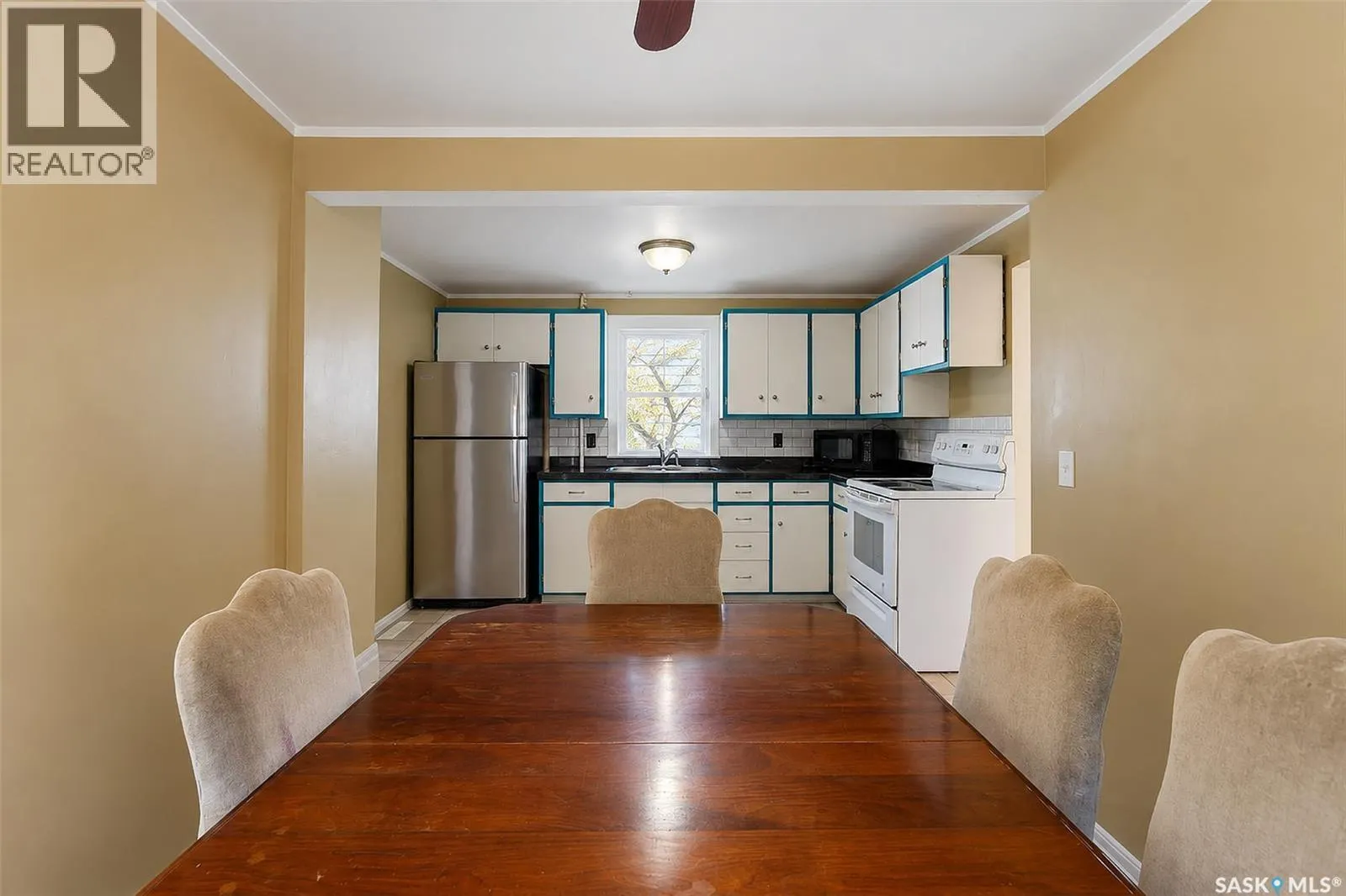 206 4th STREET E