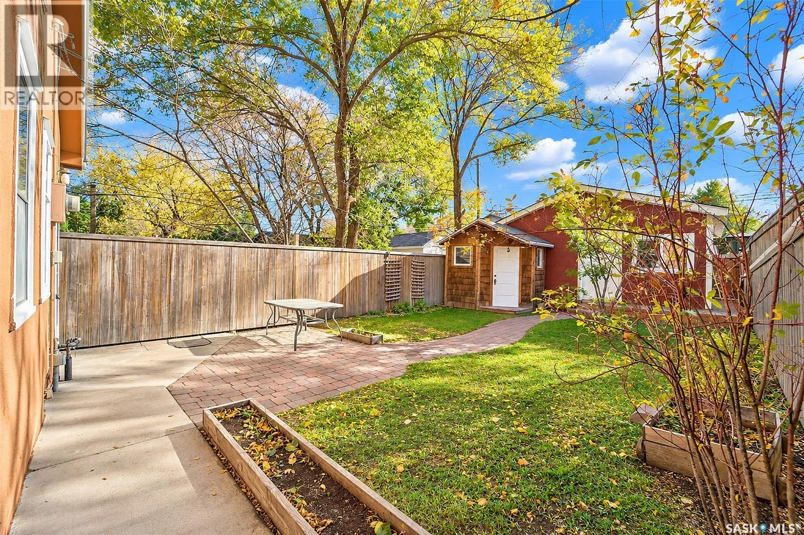 206 4th STREET E