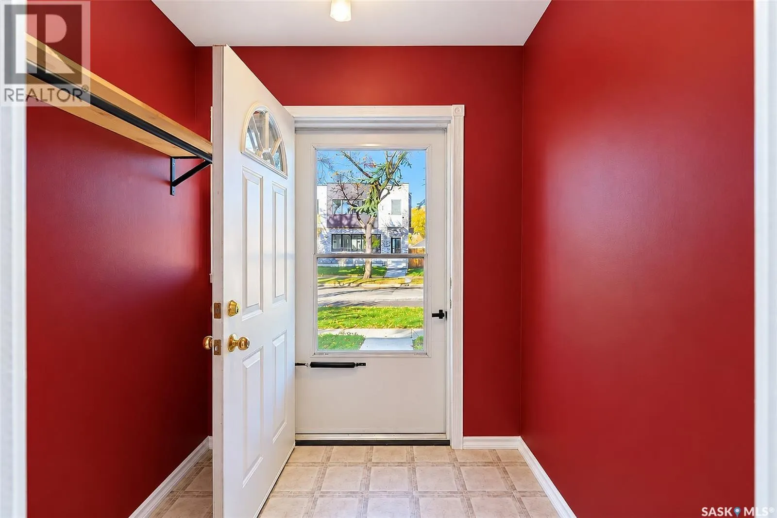 206 4th STREET E
