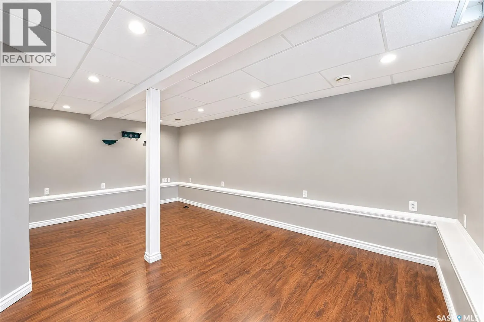 206 4th STREET E