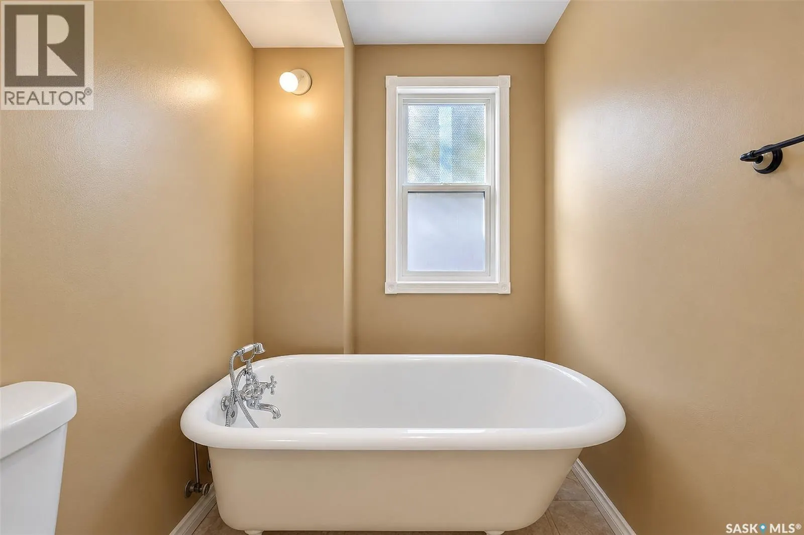 206 4th STREET E
