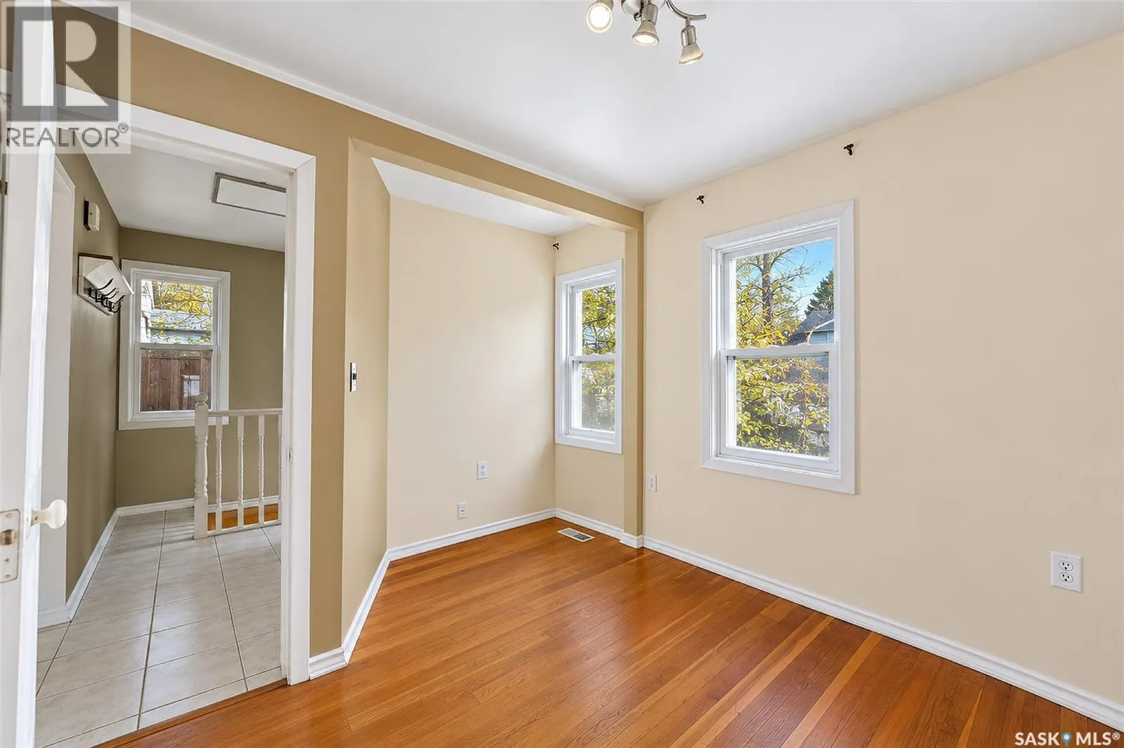 206 4th STREET E