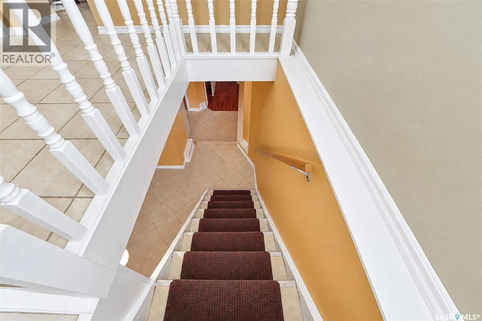 206 4th STREET E