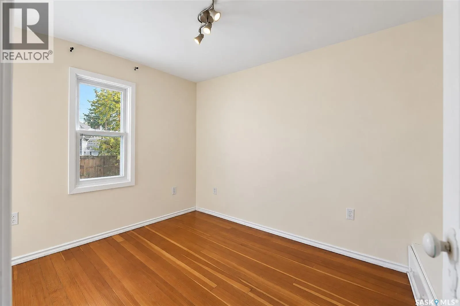 206 4th STREET E