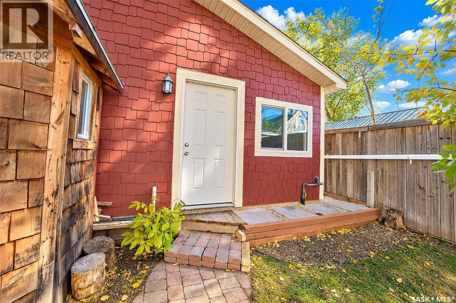 206 4th STREET E